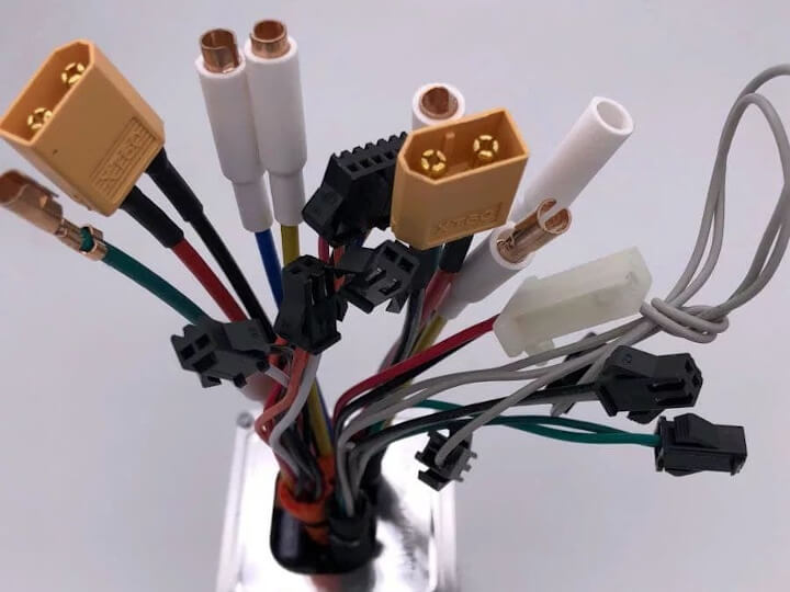 Detalle de conectores en cables de la controladora Minimotors 60V 27AH X2 Kaabo Mantis 10